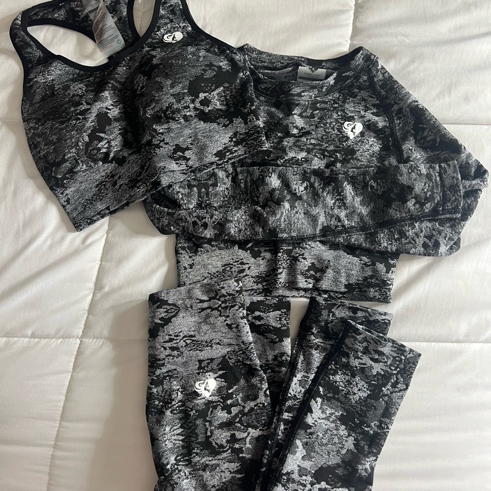 NWT- Women’s Best 3-set Camo outfit